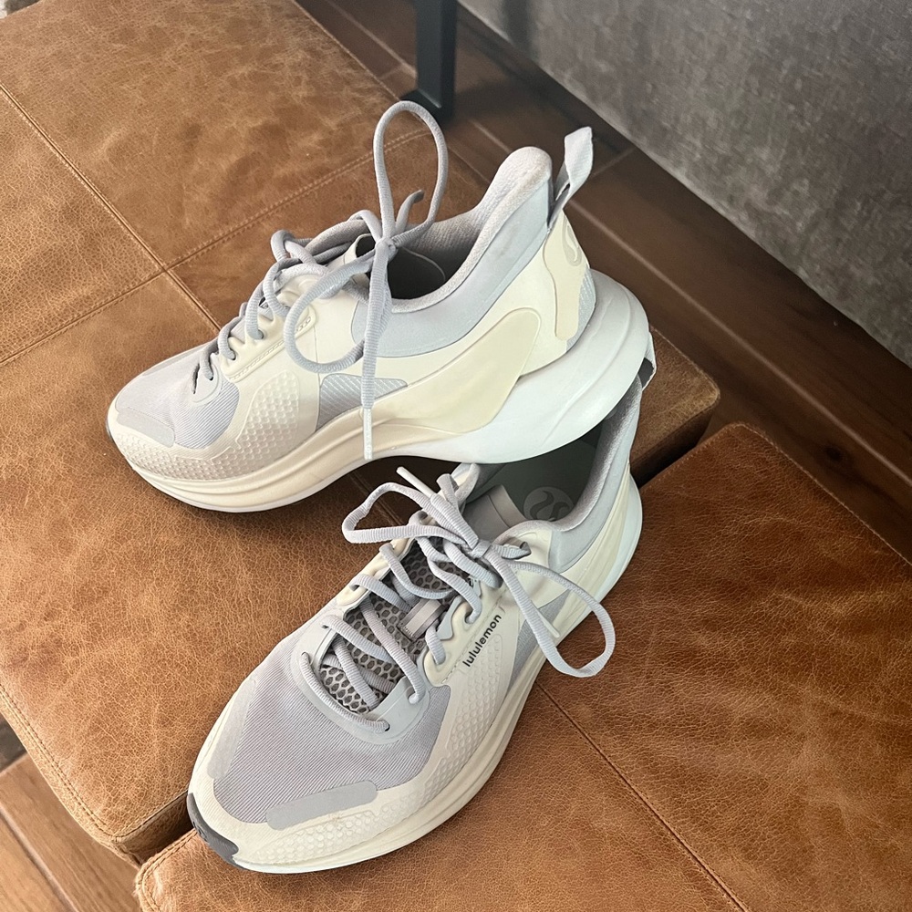 Lululemon women’s athletic tennis shoes